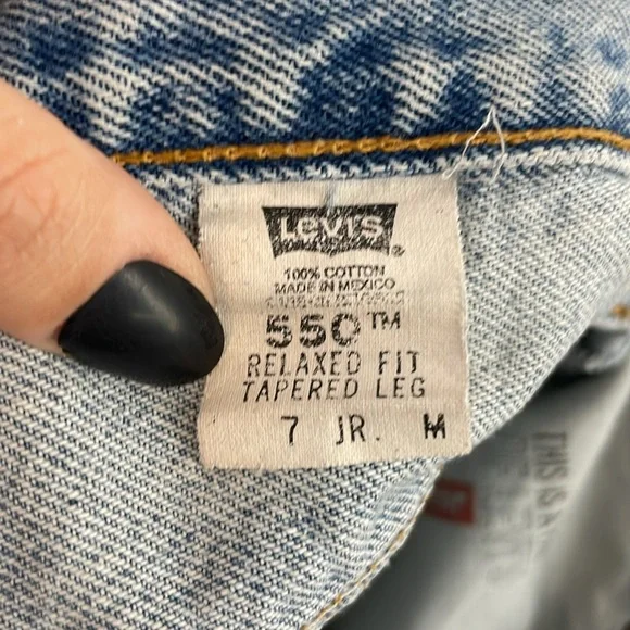 Levi’s 550 Distressed Shorts - Picture 3 of 3